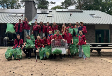 EXPLORERS SCOUTING RUIMEN AFVAL IN BUURTBOSCH OP