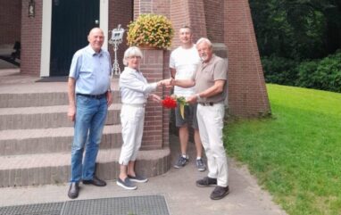 Overhandiging bedrag aan Luntersche Buurtbosch
